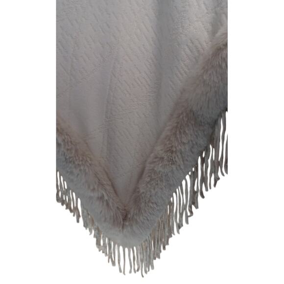 Elegant Knit Poncho Shawl Wrap with Faux Fur Collar & Tassel Hem Cozy One Size - Picture 6 of 9